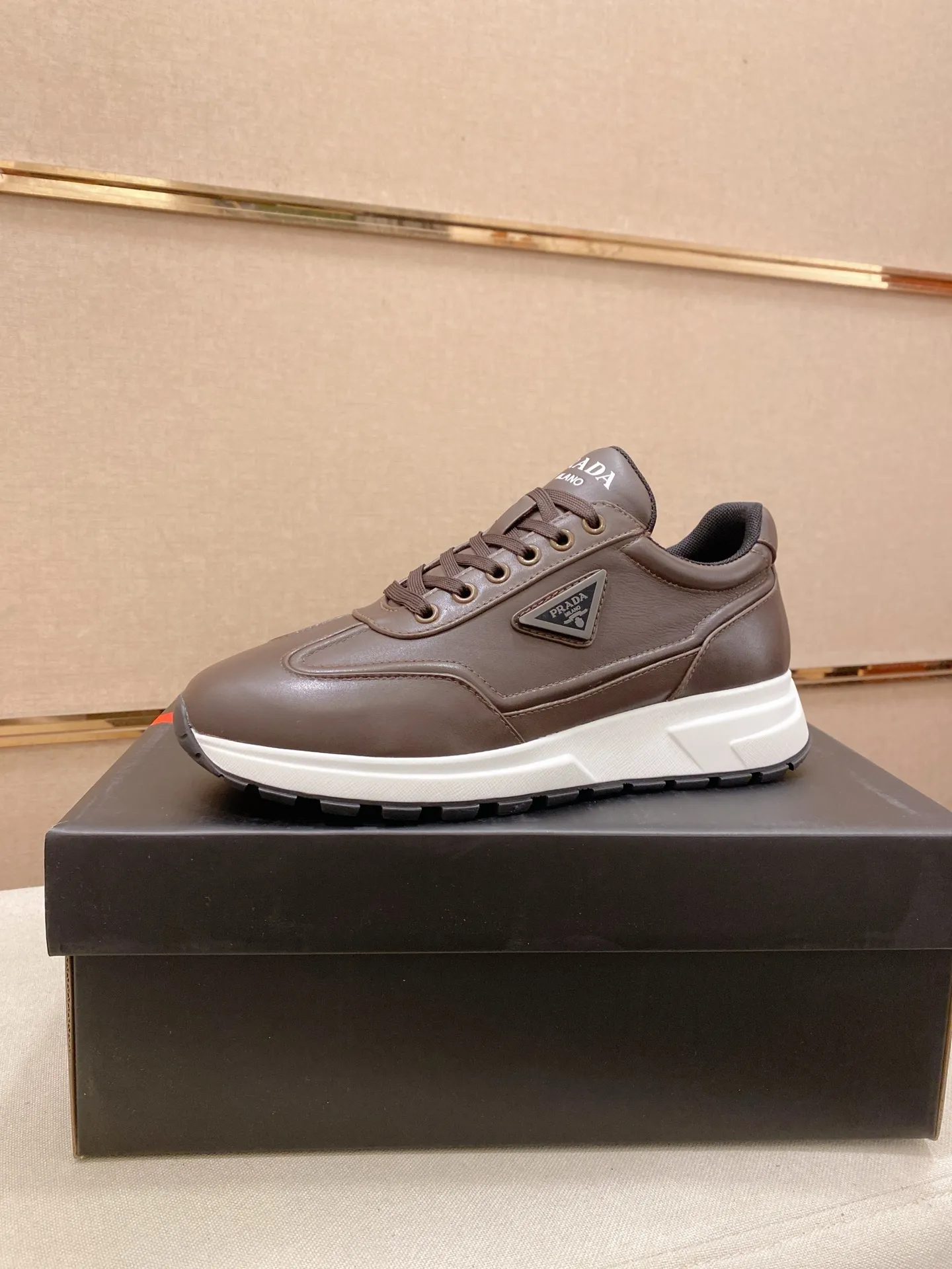 Factory price 600💰 ✔️✔️✔️High version High-quality new PRADA counters are on the market at the same time. The new men's shoes and 😘fabrics are selected from first-layer cowhide and are made by pure handicrafts. Lining: Full cowhide lining. 👍🏿 High-end ☄️ air-cushion molded anti-slip rubber outsole, exquisite lines, simple and elegant, comfortable and high-end for leisure travel. Code number: 38 to 45
